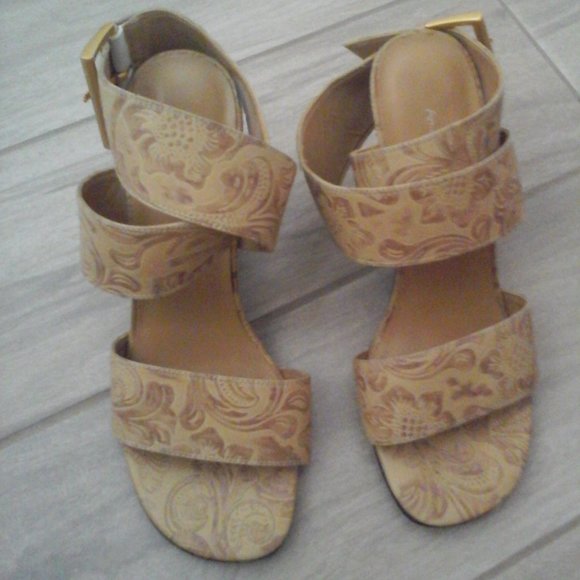 Amanda Smith Josie Beige Embossed Strap Ankle Heel Sandal.  Size 6M - Picture 1 of 7